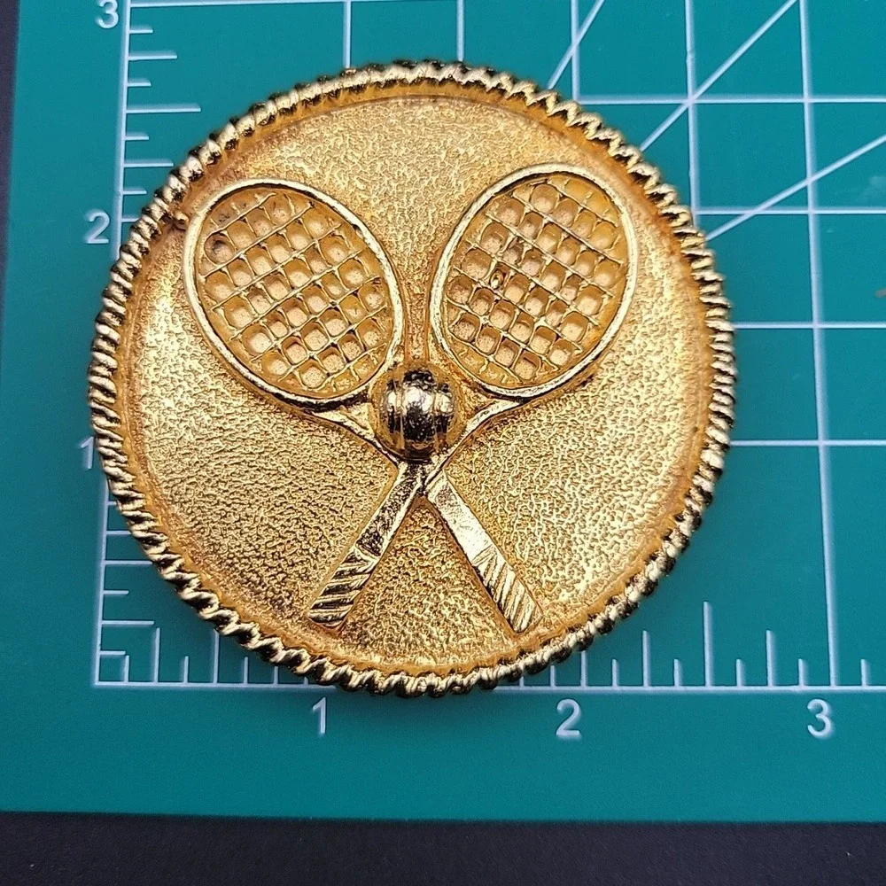 Vintage 1973 Mimi di N Gold‎ Tennis Racket Round Belt Buckle Size 2.25 Old Money